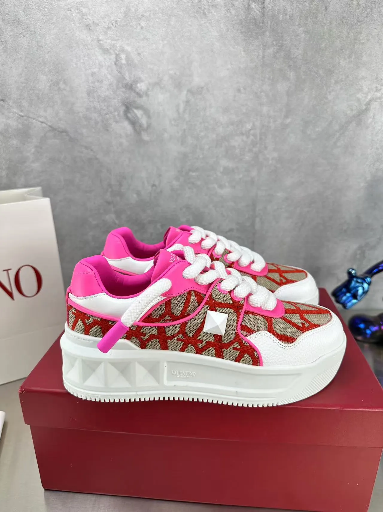 👟👟Ex-factory price 640👟👟 🔺Valentino🔺Valentino new casual shoes 2023 latest model hot style for catwalk couples, thick shoelaces, the same style as Elsa Hosk, Zhang Yixing, Guan Xiaotong and many other stars 🔥 Top version + lasting process, full oil edge on the upper. Fabric: Customized cowhide + cowhide lining with breathable mesh. Outsole: original molded TPU thickened outsole. Size for women is 35-40. Men’s size is 39-45.